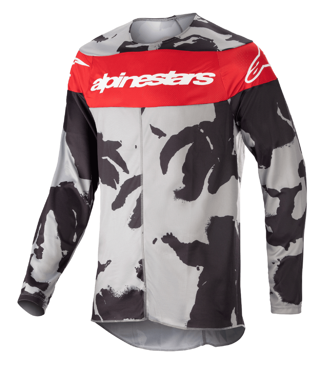 Alpinestars 2023 Racer Tactical Jersey, maglia da motocross, Cast Gray Camo e Mars Red, vistosa banda rossa sul petto con marchio Alpinestars bianco, motivo mimetico nero e grigio, abbigliamento tecnico a maniche lunghe per gare off-road