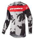 Alpinestars 2023 Racer Tactical Jersey, maglia da motocross, Cast Gray Camo e Mars Red, vistosa banda rossa sul petto con marchio Alpinestars bianco, motivo mimetico nero e grigio, abbigliamento tecnico a maniche lunghe per gare off-road