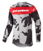 Alpinestars 2023 Racer Tactical Jersey, maglia da motocross, Cast Gray Camo e Mars Red, vistosa banda rossa sul petto con marchio Alpinestars bianco, motivo mimetico nero e grigio, abbigliamento tecnico a maniche lunghe per gare off-road