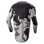 Alpinestars 2024 Racer Tactical Jersey, Iron Camo Dust Gray, vista posteriore della maglia da motocross a maniche lunghe con motivo mimetico in grigio, nero, azzurro e sabbia, con bordo posteriore allungato per una maggiore copertura.