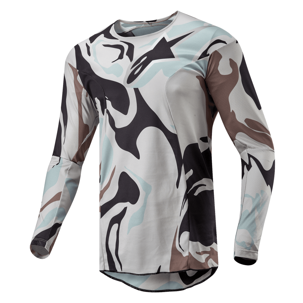 Alpinestars 2024 Racer Tactical Jersey, maglia da motocross, Iron Camo Dust Gray, caratterizzata da un audace motivo mimetico nei toni del grigio chiaro, grigio scuro e blu pallido, costruzione leggera in poli-tessuto con inserti in rete traspirante, vestibilità sportiva ergonomica.