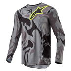 Alpinestars 2024 Racer Tactical Jersey, maglia da motocross, Cast Gray Camo Magnet, motivo mimetico grigio e nero con logo Alpinestars giallo acceso sul petto, maniche lunghe, abbigliamento tecnico da fuoristrada