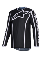 Alpinestars 2026 Fluid Apex Jersey, maglia da motocross, nero con accenti bianchi, grande logo bianco sul petto, bordi bianchi lungo le cuciture, tessuto tecnico in poliestere a maniche lunghe per gare fuoristrada