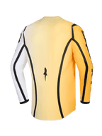Alpinestars 2026 Fluid Apex Jersey, maglia da motocross, giallo, bianco e nero, vista posteriore con profili neri, una manica bianca e una gialla, con orlo posteriore allungato per una maggiore copertura durante la guida off-road