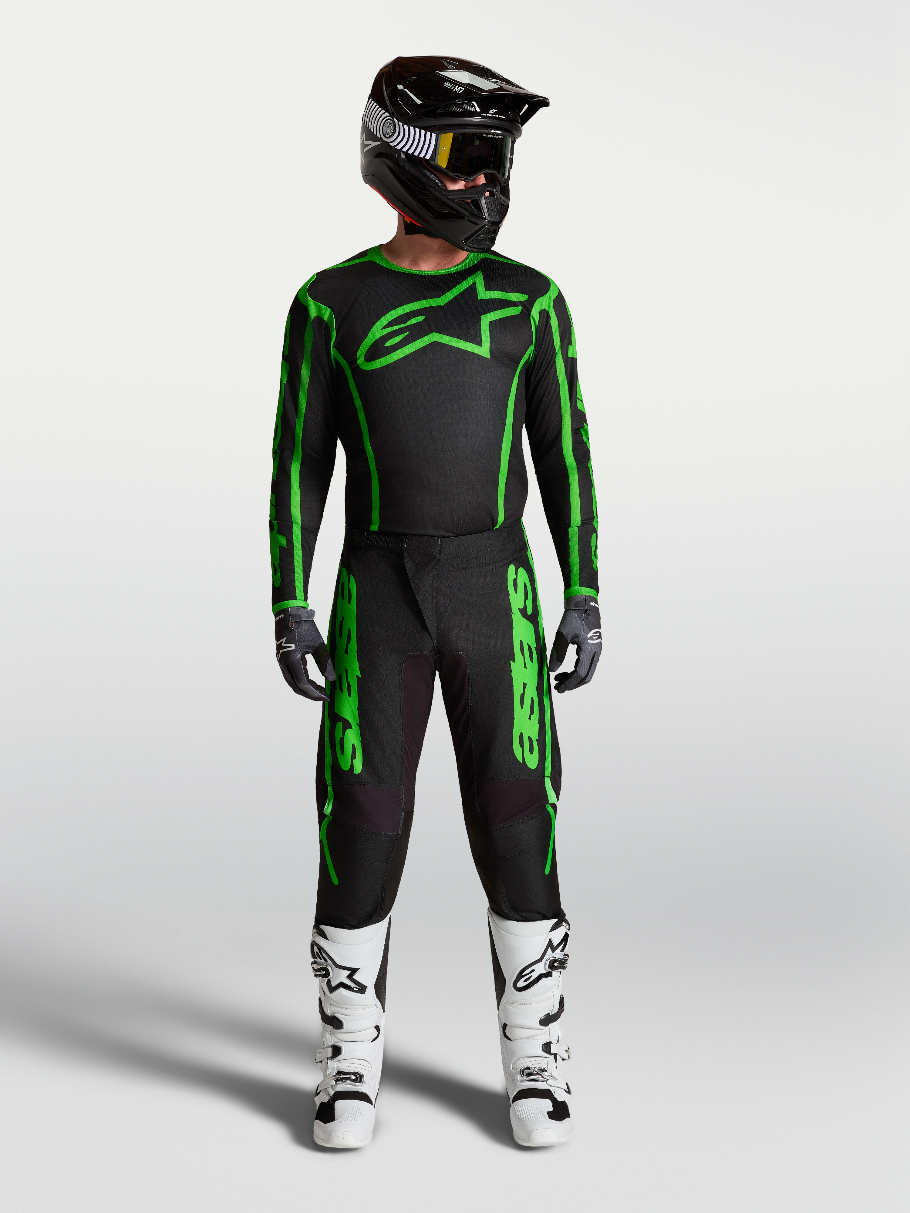 Alpinestars pantaloni Fluid Apex V2, pantaloni motocross da uomo neri e verdi fluo, completo racing con stivali bianchi