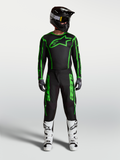 Alpinestars Maglia Fluid Apex V2 e Fluid Apex V2 Gear Set, completo motocross da uomo, nero e verde fluo, con pantaloni coordinati e stivali bianchi, abbigliamento tecnico da fuoristrada.
