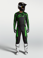 Alpinestars Maglia Fluid Apex V2 e Fluid Apex V2 Gear Set, completo motocross da uomo, nero e verde fluo, con pantaloni coordinati e stivali bianchi, abbigliamento tecnico da fuoristrada.