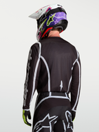 Alpinestars Maglia Fluid Apex V2, maglia da motocross e off-road da uomo, nero e argento, vista posteriore su modello, tessuto traspirante anti-umidità