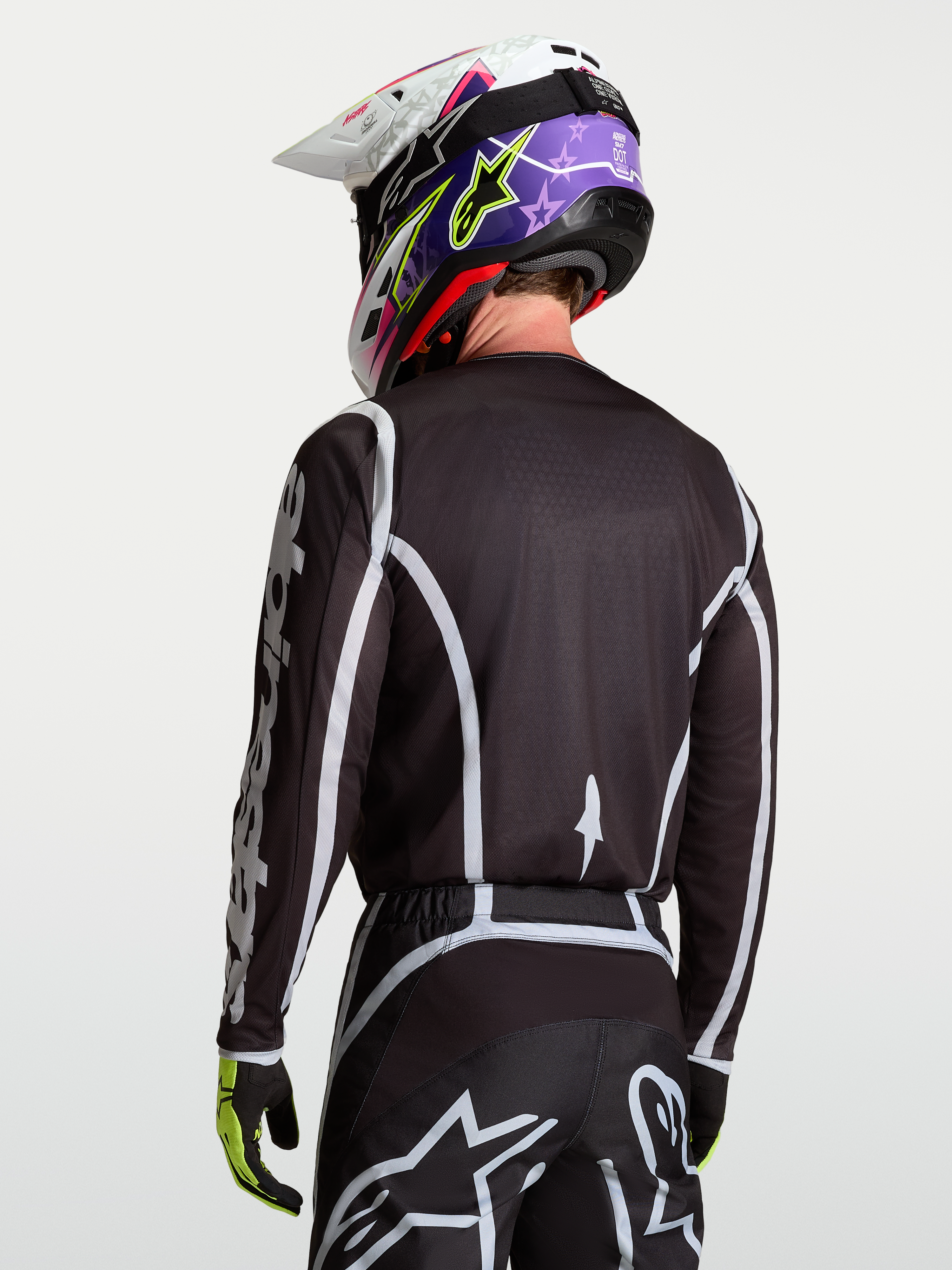 Alpinestars Maglia Fluid Apex V2, maglia da motocross e off-road da uomo, nero e argento, vista posteriore su modello, tessuto traspirante anti-umidità