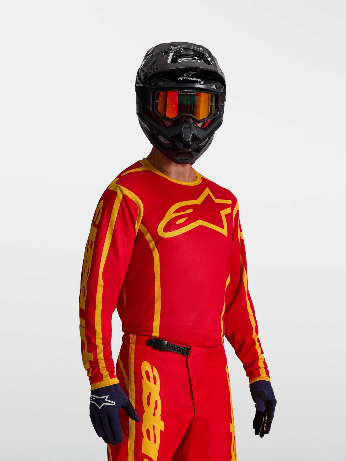 Alpinestars Maglia Fluid Apex V2, maglia motocross da uomo rosso e oro, vestibilità rilassata in poliestere traspirante.