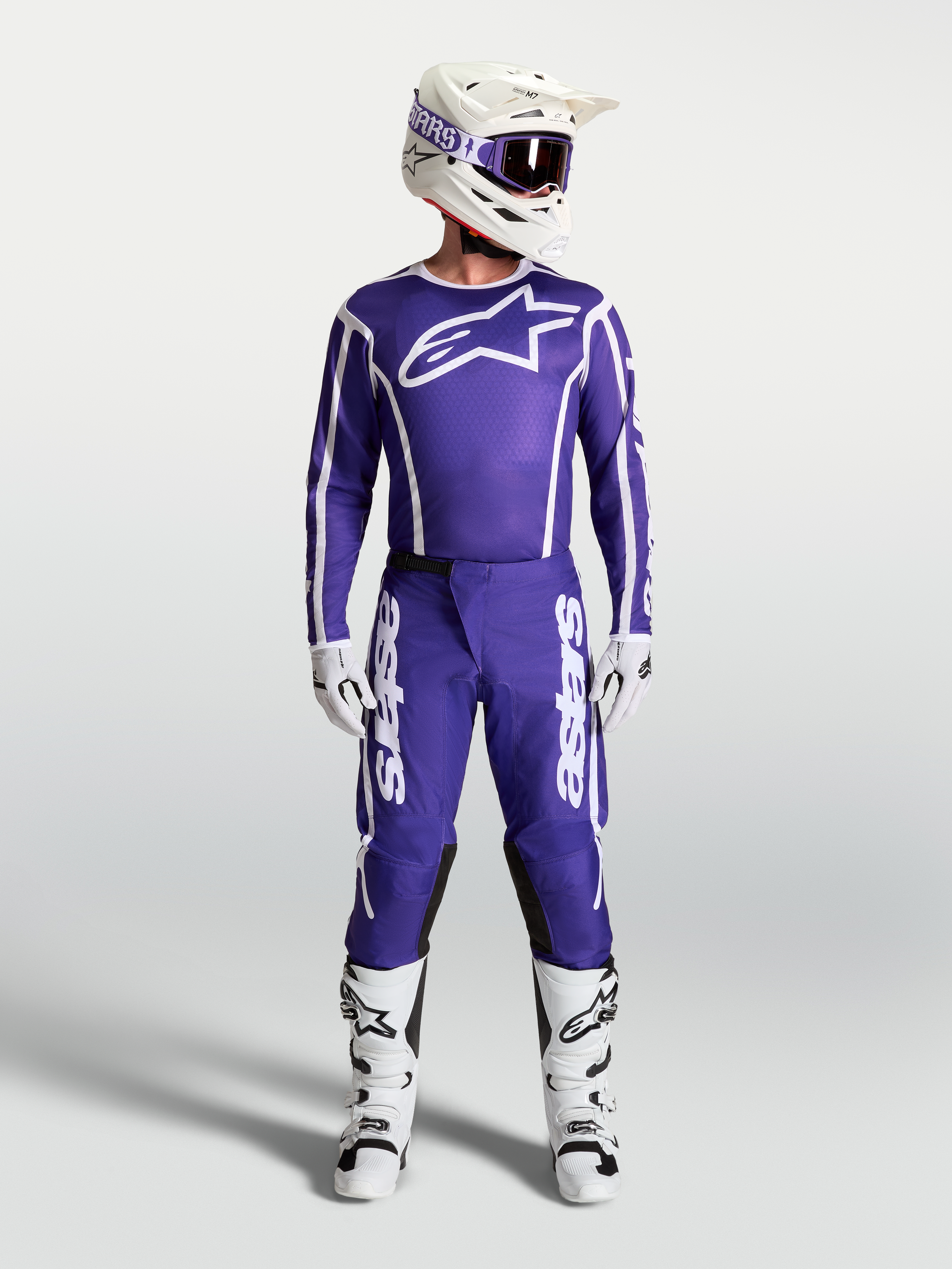 Alpinestars maglia Fluid Apex V2 e Fluid Apex V2 Gear Set, abbigliamento motocross blu e bianco con casco e stivali