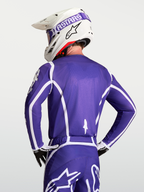 Alpinestars Maglia Fluid Apex V2, maglia da motocross per uomo, blu profondo e bianco, traspirante e leggera, indossata con casco e guanti coordinati, ideale per fuoristrada e MX