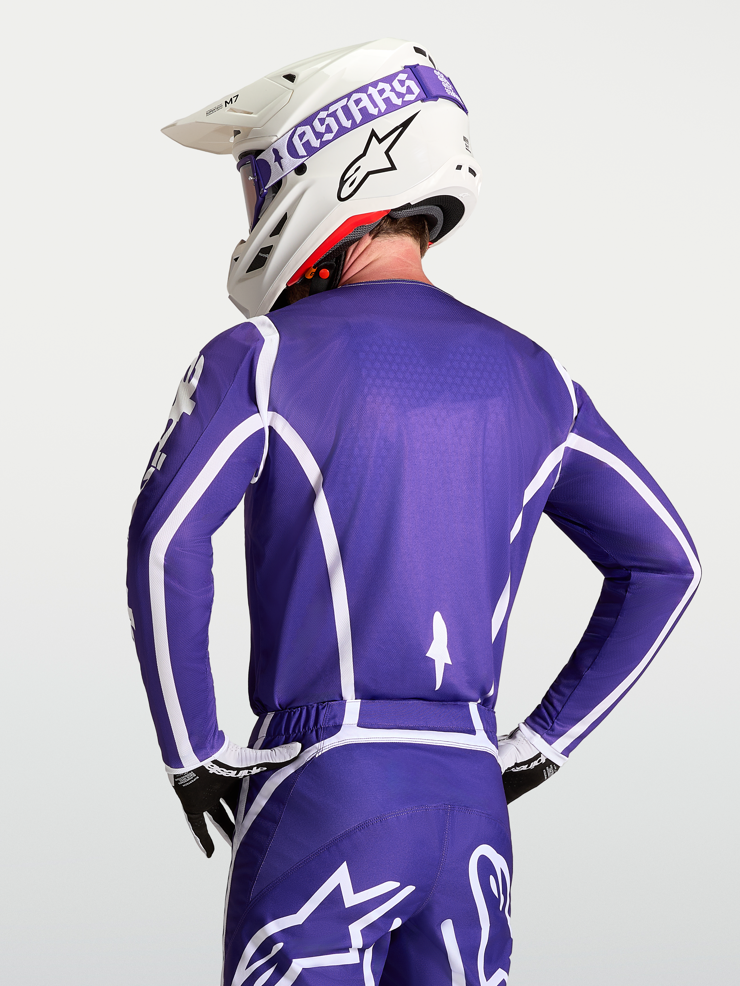 Alpinestars Maglia Fluid Apex V2, maglia da motocross per uomo, blu profondo e bianco, traspirante e leggera, indossata con casco e guanti coordinati, ideale per fuoristrada e MX