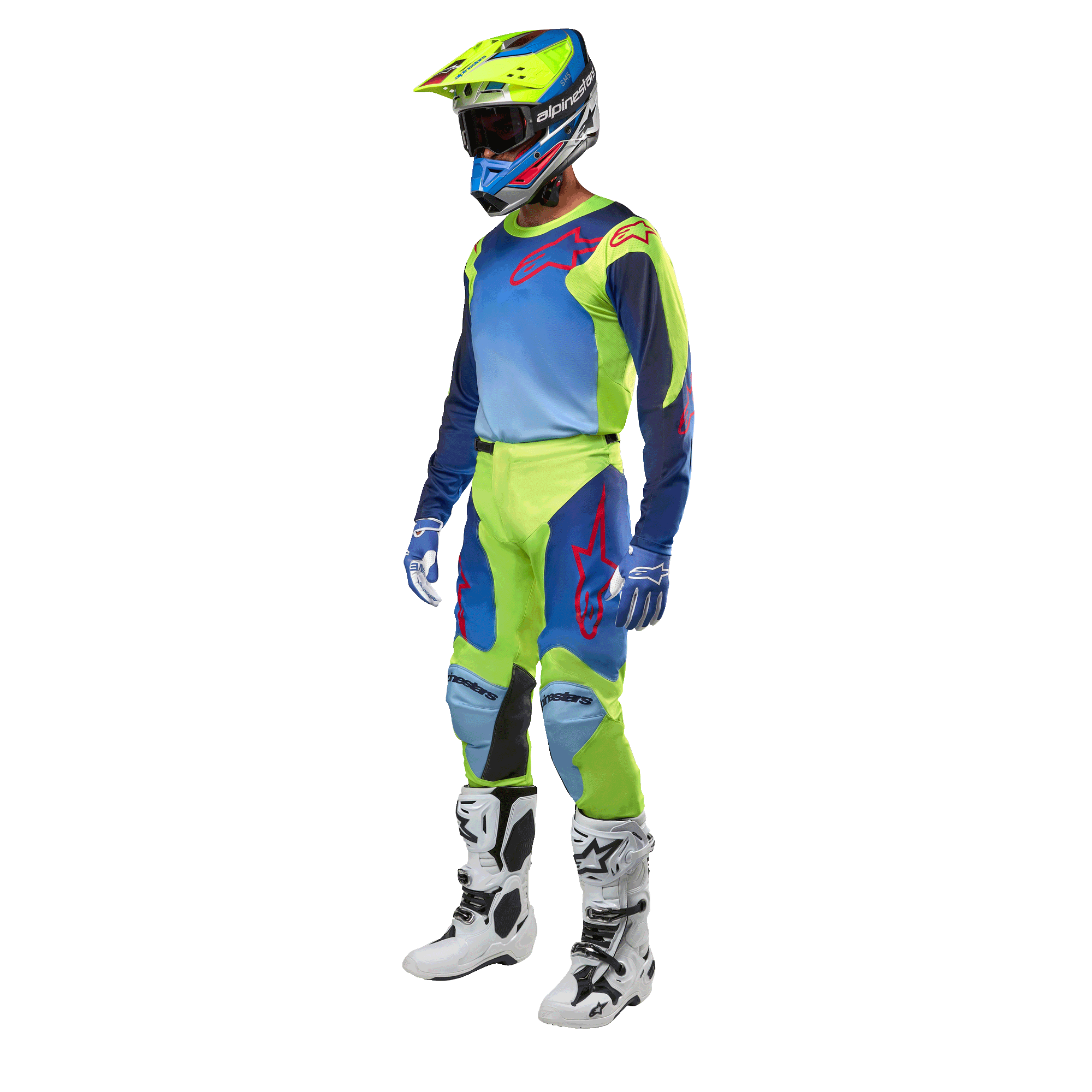 Alpinestars Racer Hoen Jersey 2024, maglia da motocross, giallo fluo e blu night navy, indossata da un pilota con pantaloni coordinati, casco e stivali bianchi, abbigliamento professionale da gara per guida fuoristrada