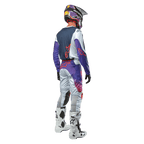 Alpinestars 2024 Racer Hoen Pants, completo da motocross in grigio chiaro, arancione e nero, maglia coordinata blu e viola, casco e stivali bianchi, vista posteriore, abbigliamento tecnico per fuoristrada