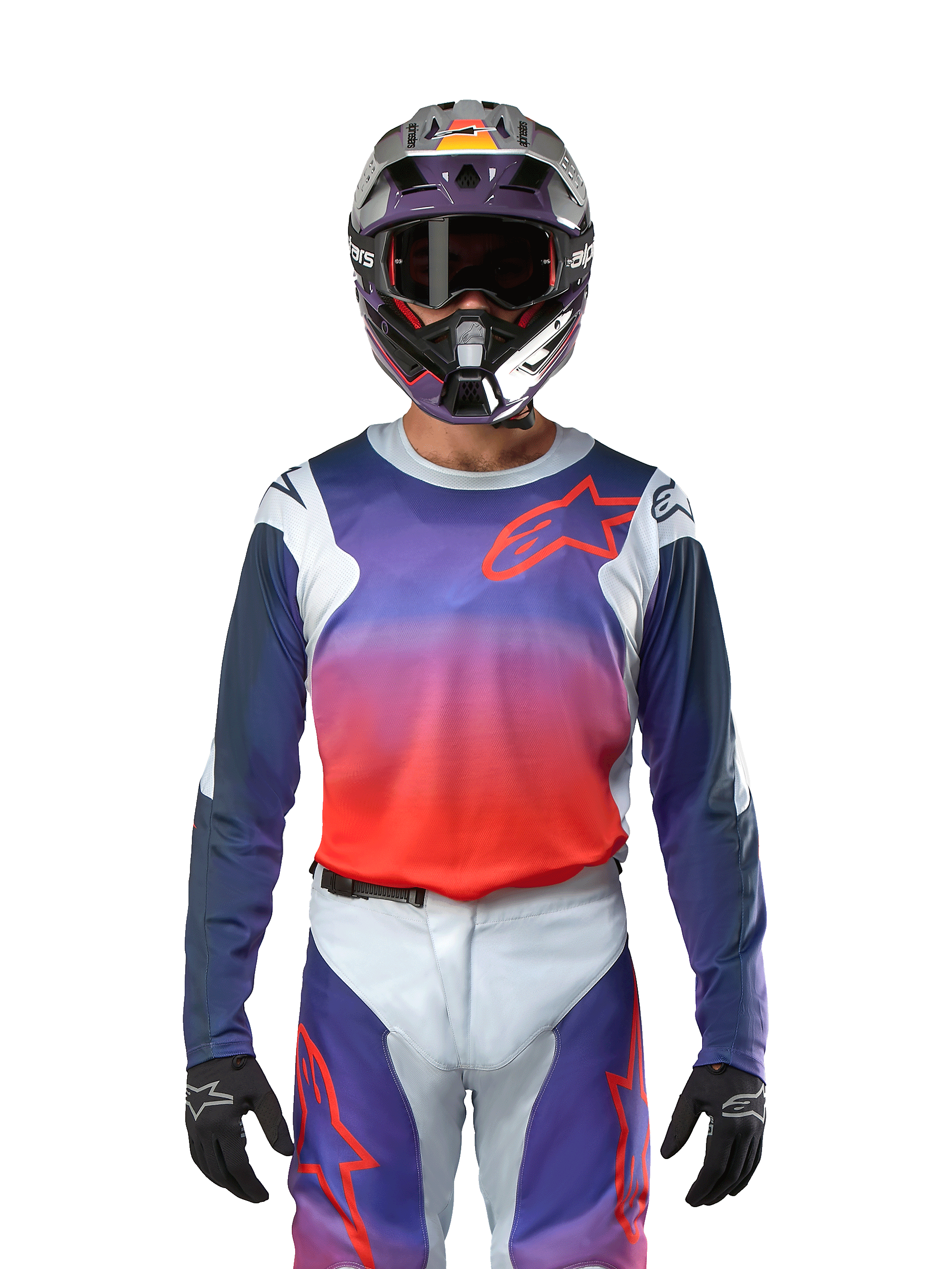 Alpinestars Racer Hoen Jersey 2024, maglia da motocross in grigio chiaro, arancione acceso e nero, indossata da un pilota con equipaggiamento coordinato, caratterizzata da una vivace sfumatura di colore e dal logo a stella Alpinestars sul petto, progettata per prestazioni fuoristrada
