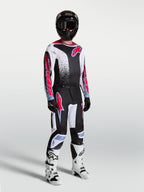 Alpinestars Fluid Drag Gear Set, completo da motocross per uomo, nero, bianco e rosso, maglia e pantaloni coordinati con grafiche vivaci e stivali bianchi, equipaggiamento racing per prestazioni off-road