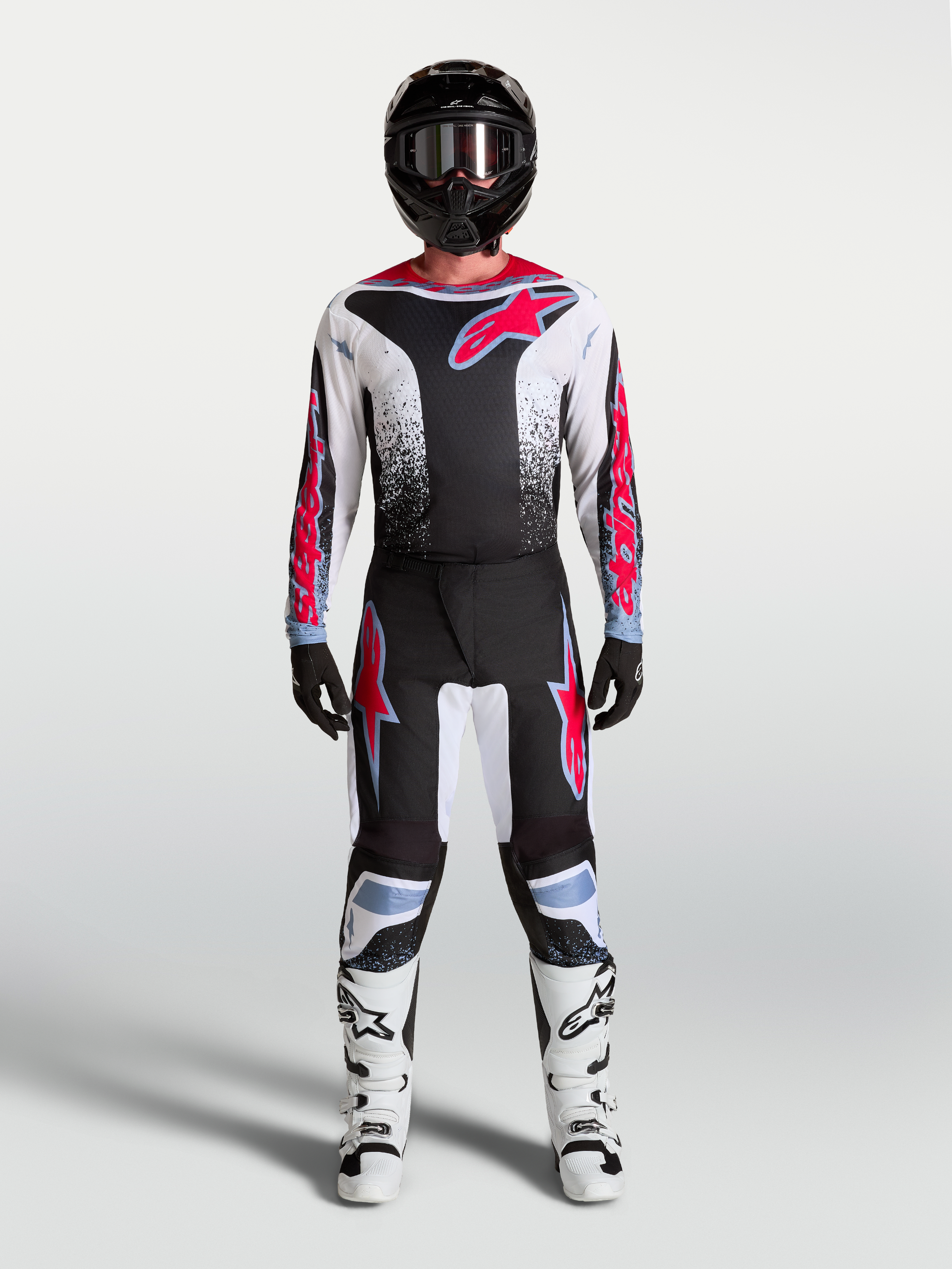Alpinestars Maglia Fluid Drag e Fluid Drag Gear Set, kit da motocross nero e bianco con grafiche rosse per prestazioni fuoristrada, maglia a maniche lunghe e pantaloni coordinati.