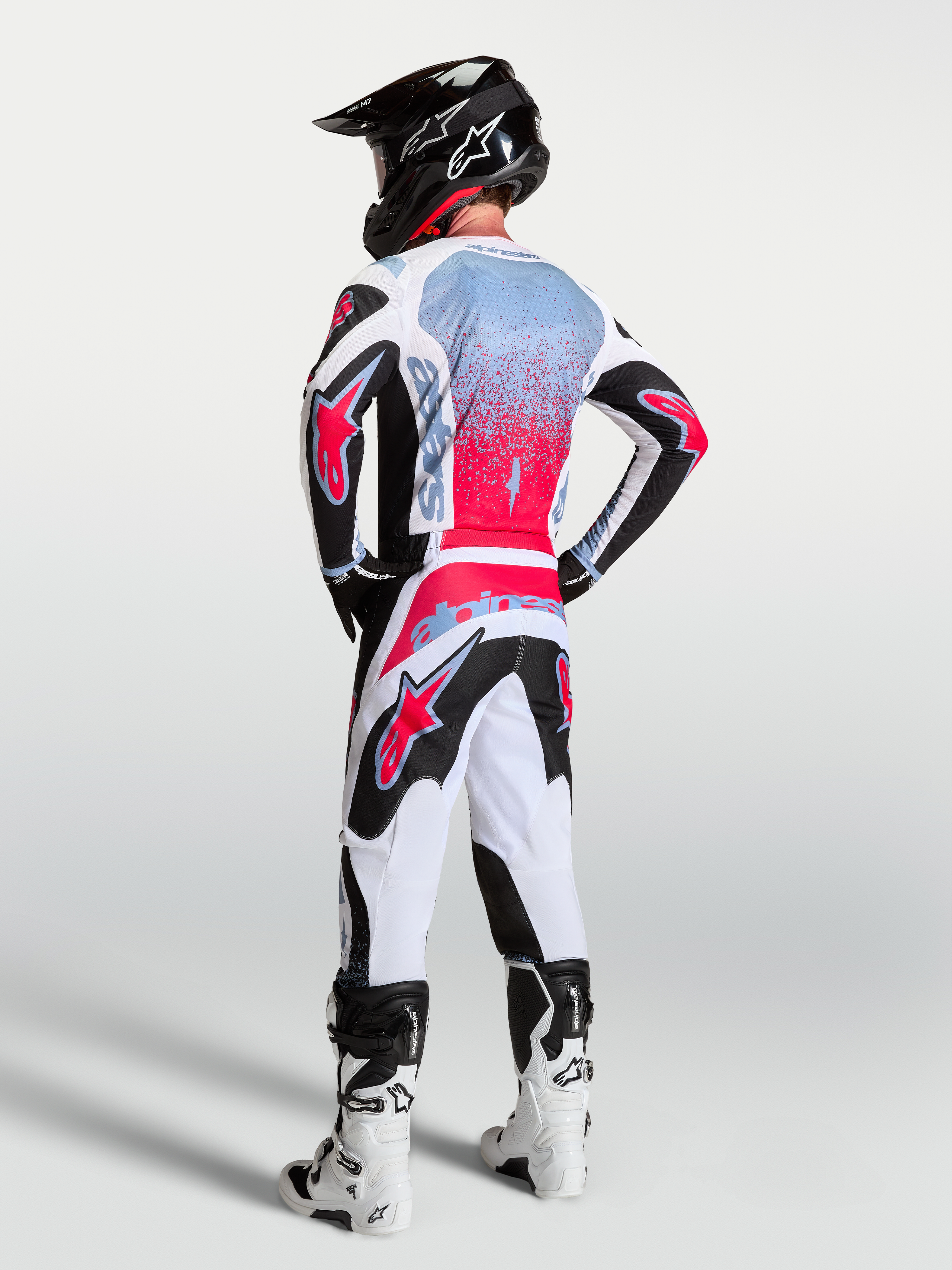 Alpinestars Maglia Fluid Drag, maglia da motocross da uomo, nera e rossa fluo, traspirante, vista posteriore su modello.