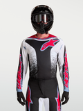 Alpinestars Maglia Fluid Drag, maglia da motocross da uomo, nera e bianca con dettagli rosso fluo, grafica aggressiva, materiale traspirante per off-road, indossata da un pilota