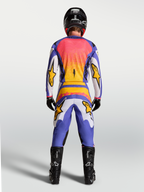 Alpinestars Pantaloni Fluid Drag e Completo Fluid Drag, abbigliamento da motocross da uomo, lilla, blu iris e oro, vista posteriore su modello con kit coordinato