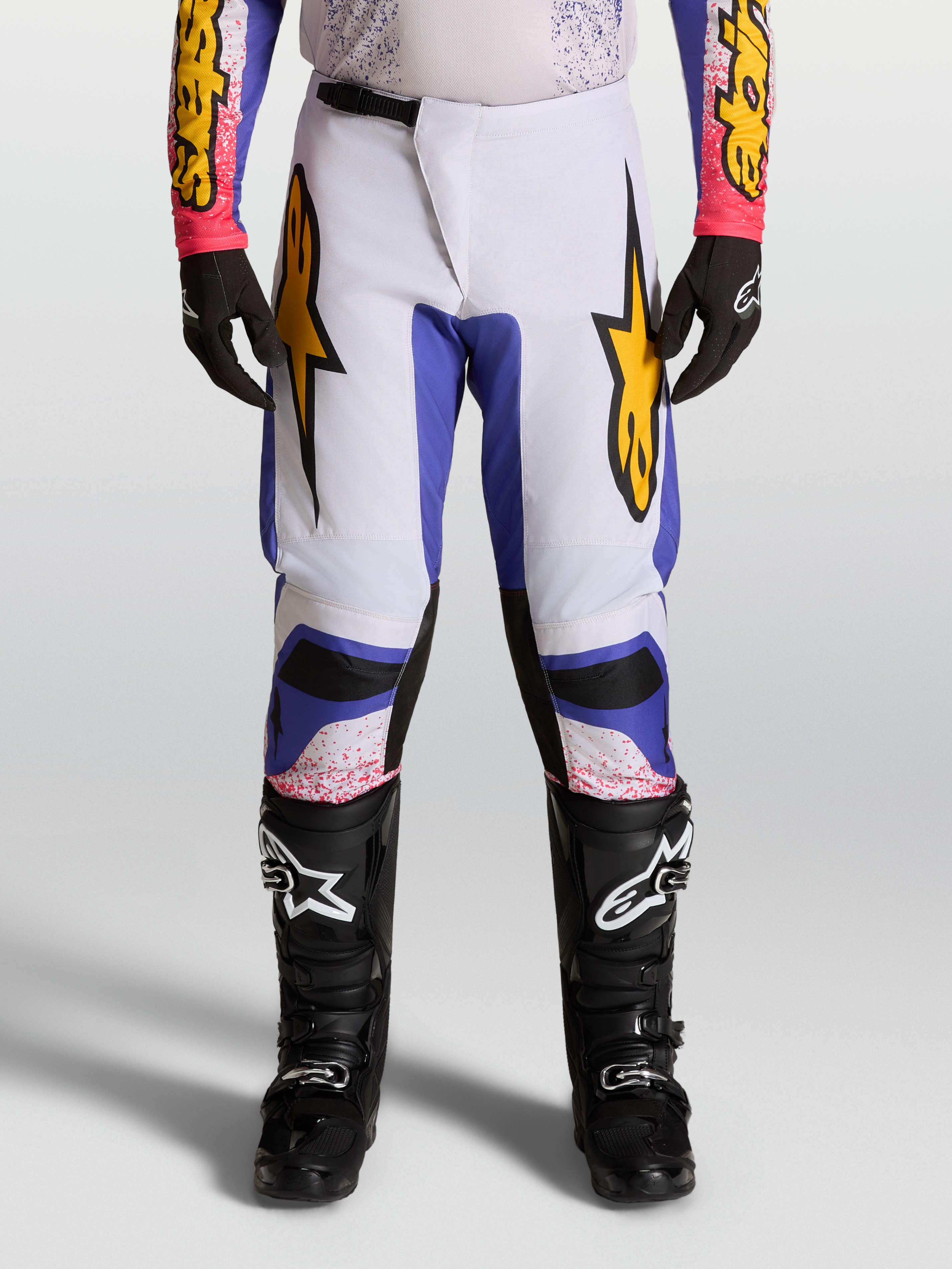 Alpinestars Pantaloni Fluid Drag 2027, pantaloni da motocross per uomo lilla chiaro e blu iris con dettagli oro