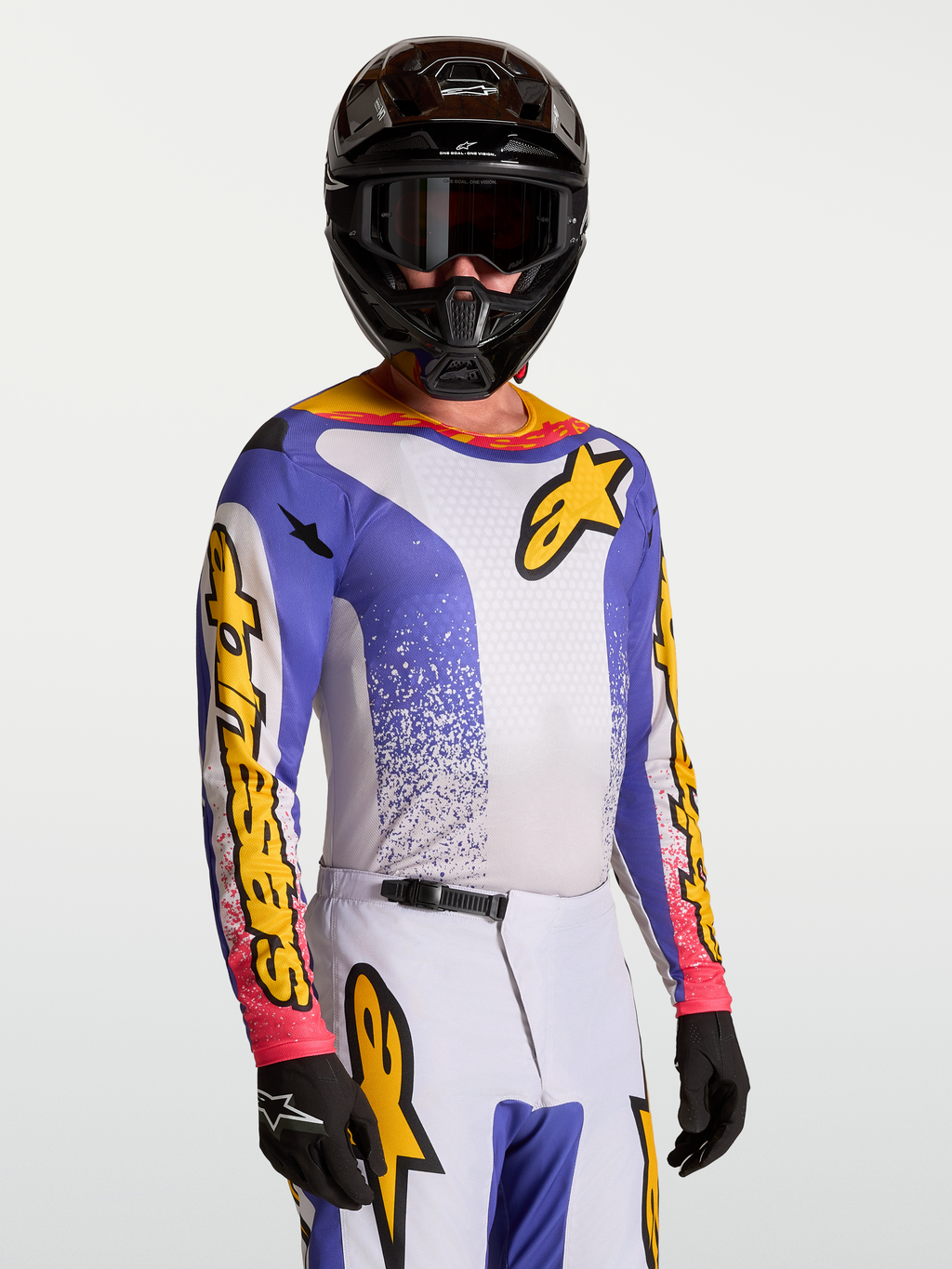 Alpinestars Maglia Fluid Drag, maglia da motocross da uomo, blu e giallo, in tessuto leggero e traspirante per performance fuoristrada, indossata da un pilota con casco e guanti