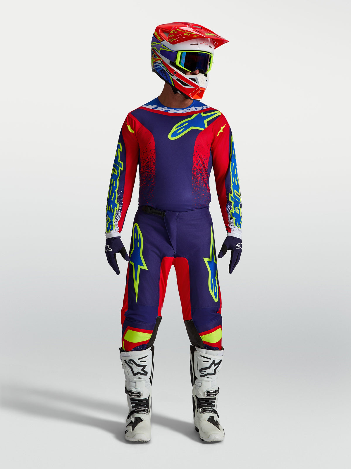 Alpinestars maglia Fluid Drag e Fluid Drag Gear Set, completo da motocross blu navy e rosso fuoco con stivali bianchi