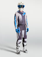 Alpinestars Maglia Fluid Drag e completo da motocross da uomo, grigio e blu, con casco e stivali, equipaggiamento tecnico per fuoristrada e off-road