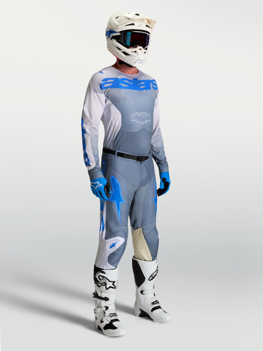 Alpinestars Racer Amber gear set e pantaloni, completo motocross uomo grigio cenere e blu con vestibilità da gara.