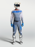 Alpinestars maglia e gear set Racer Amber, completo da motocross per uomo, grigio cenere e blu, con casco e stivali bianchi, abbigliamento tecnico racing