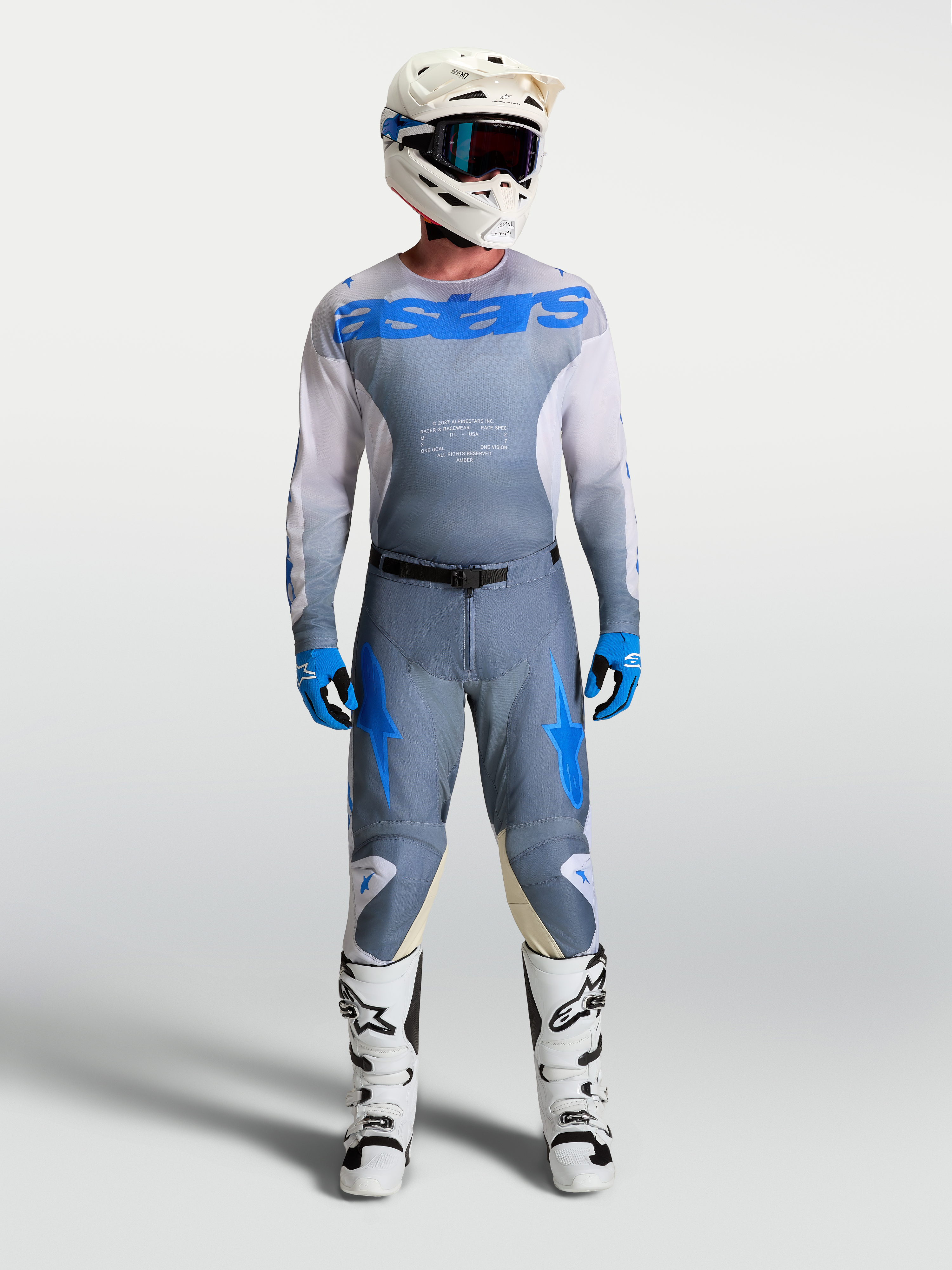 Alpinestars maglia e gear set Racer Amber, completo da motocross per uomo, grigio cenere e blu, con casco e stivali bianchi, abbigliamento tecnico racing