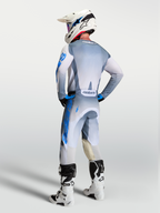Alpinestars Pantaloni Racer Amber e Gear Set 2027, abbigliamento da motocross uomo, grigio e blu, vista posteriore su pilota.