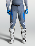 Alpinestars Pantaloni Racer Amber 2027, pantaloni da motocross da uomo grigi e blu con stivali bianchi