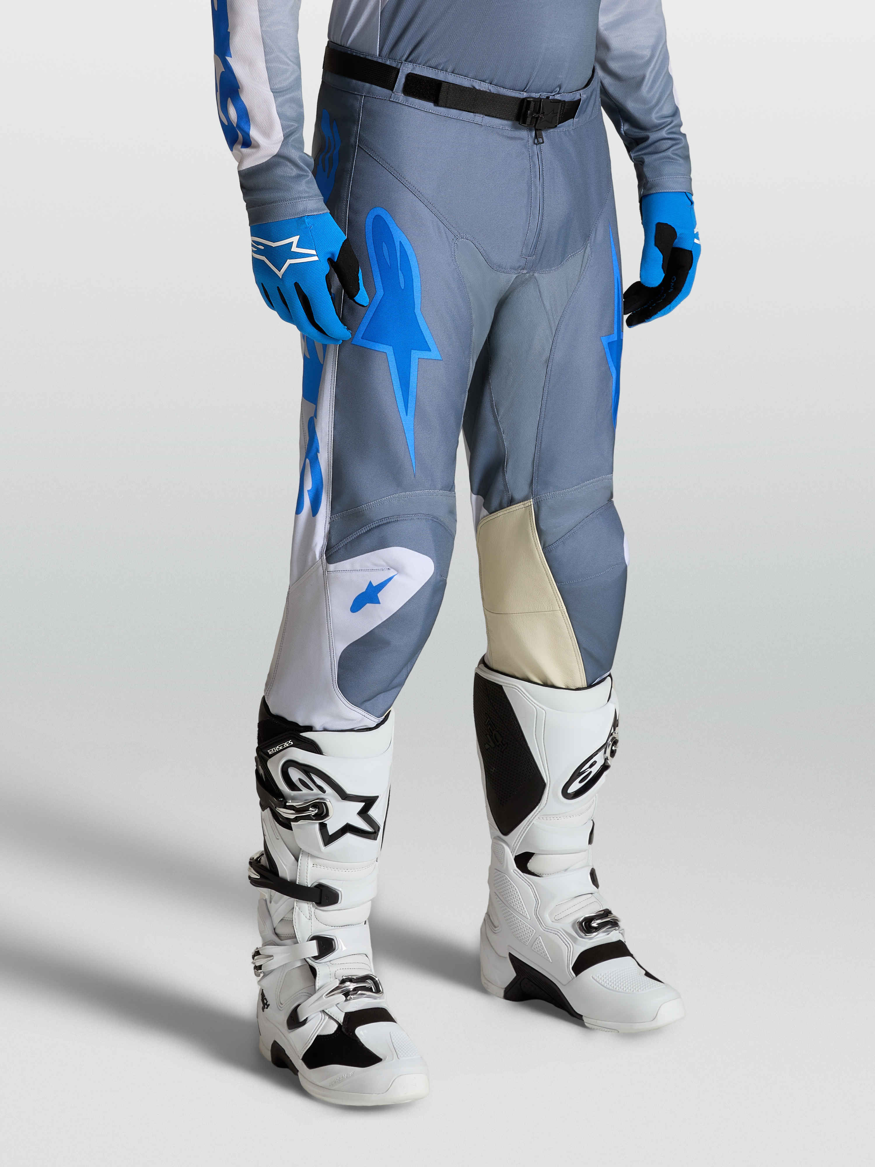 Alpinestars Pantaloni Racer Amber, pantaloni da motocross da uomo, grigio e blu, con pannelli in pelle di capra e stivali Techstar bianchi