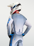 Alpinestars Maglia Racer Amber, maglia da motocross da uomo, grigia e blu, vista posteriore su modello, leggera e traspirante