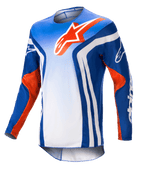 Alpinestars 2023 Racer Semi Jersey, maglia da motocross a maniche lunghe, sfumatura blu e bianca con dettagli arancione acceso, grande logo Alpinestars arancione sul petto, strisce verticali bianche sui lati, tessuto leggero e traspirante per la guida fuoristrada