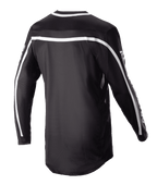 Alpinestars 2023 Racer Found Jersey, maglia da motocross nera, vista posteriore con strisce bianche su spalle e maniche, design a maniche lunghe con coda allungata per una maggiore copertura, abbigliamento tecnico leggero e traspirante