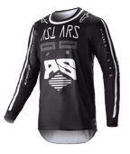 Alpinestars 2023 Racer Found Jersey, maglia da motocross nera a maniche lunghe, grafiche astratte bianche e grande logo AS, marchio ASTARS sul petto, colletto rotondo con bordo bianco, abbigliamento da gara ad alte prestazioni