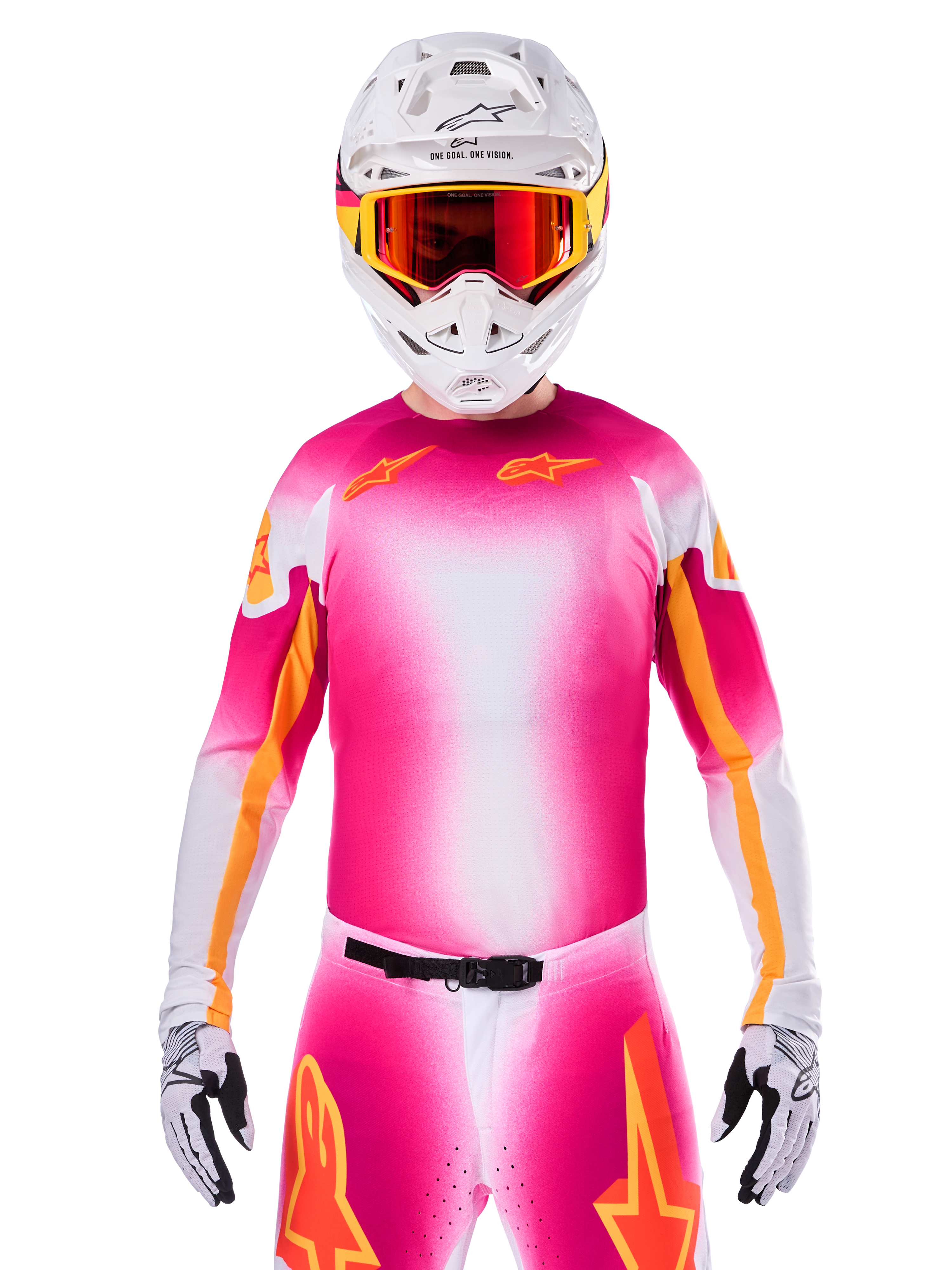Alpinestars Maglia Limited Edition Supertech AFD MIG, maglia da motocross rosa fluo e bianca con una sfumatura vivace e loghi a stella arancioni, indossata come kit da gara completo con pantaloni coordinati, casco bianco e occhiali rossi, abbigliamento professionale per fuoristrada