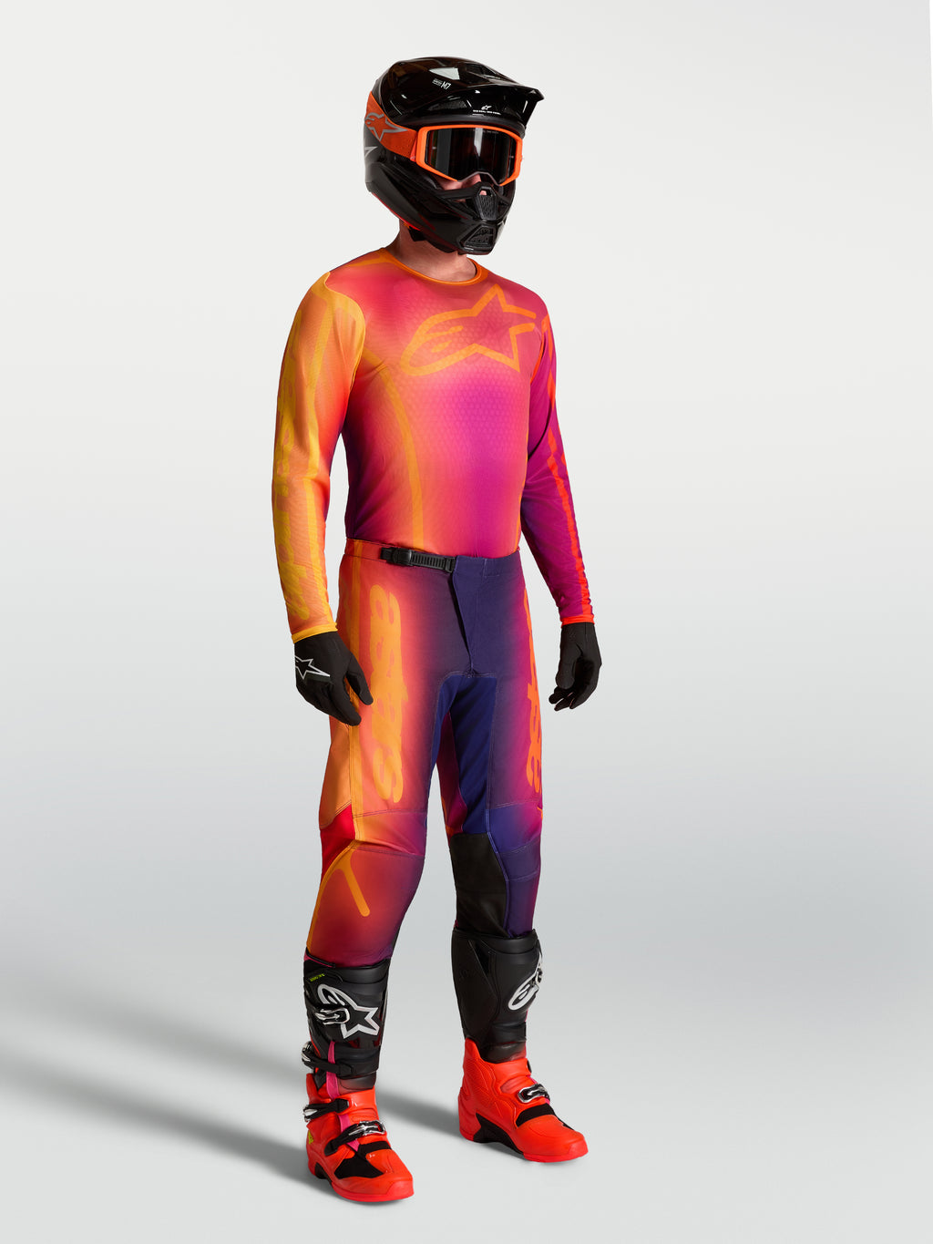 Alpinestars Maglia Fluid Kepler, maglia da motocross da uomo viola e arancione, con abbigliamento da gara coordinato.