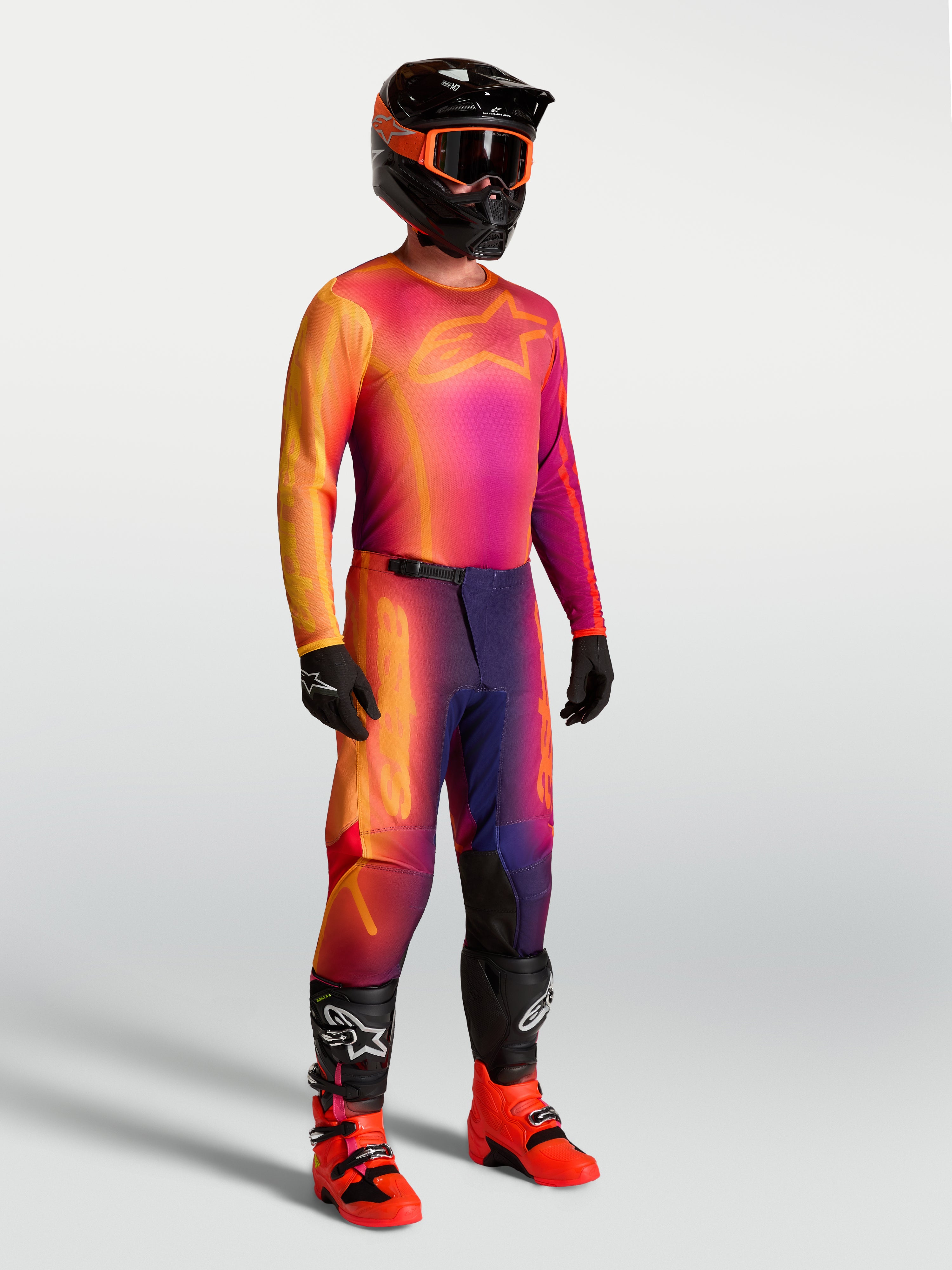Alpinestars Maglia Fluid Kepler, maglia da motocross da uomo viola e arancione, con abbigliamento da gara coordinato.