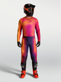 Alpinestars Fluid Kepler Gear Set e Pantaloni Fluid Kepler, completo da motocross da uomo, viola e arancione con design a sfumatura, indossato da un modello con casco e stivali, abbigliamento tecnico racing per off-road
