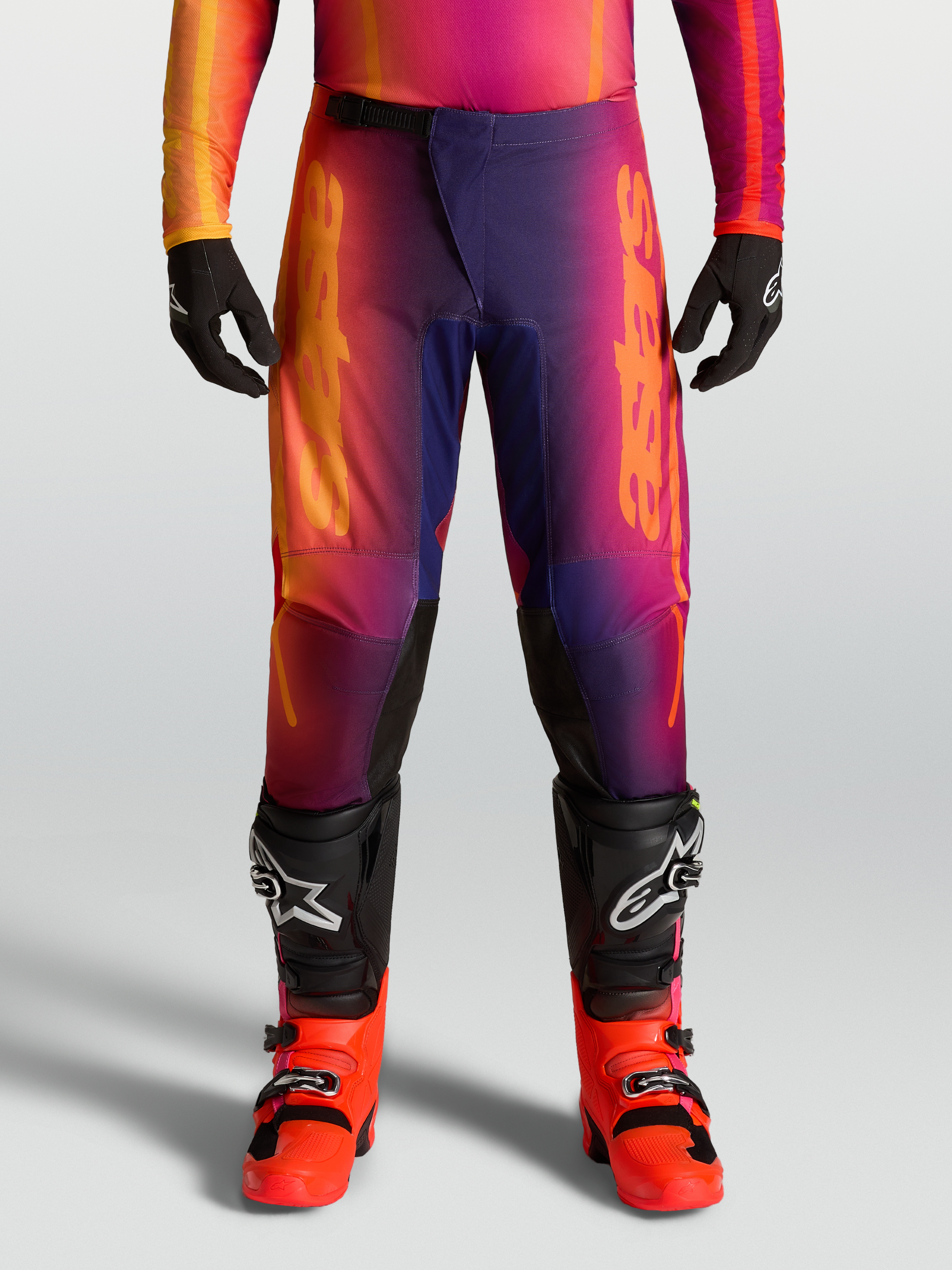 Alpinestars pantaloni Fluid Kepler 2027, pantaloni da motocross per uomo, sfumatura viola e arancione, design sport-fit pre-curvato.