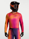 Alpinestars maglia Fluid Kepler, maglia da motocross da uomo, viola e arancione, tessuto traspirante e leggero, vestibilità atletica per fuoristrada, indossata da un modello con casco