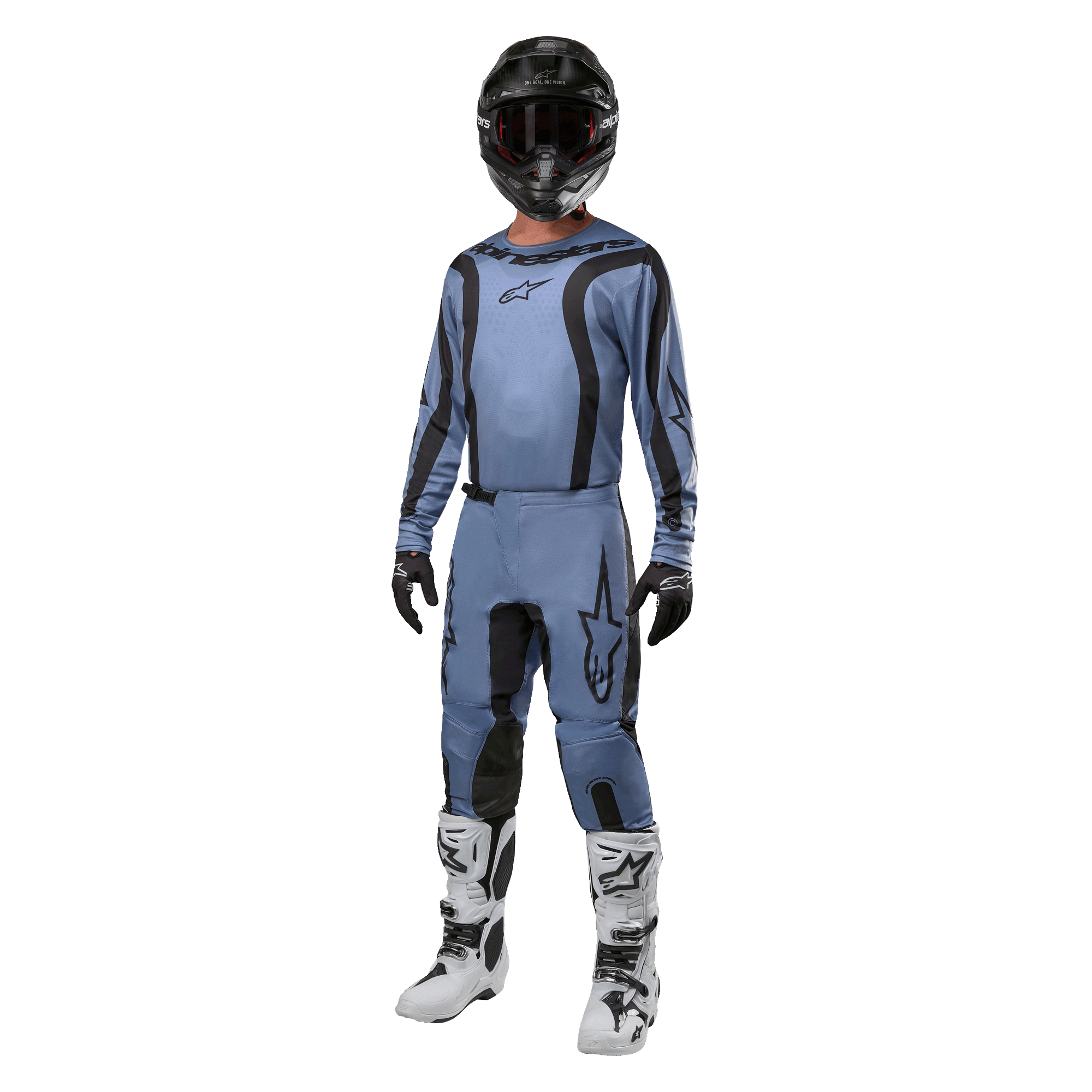 Pilota di motocross con abbigliamento completo da gara, maglia Alpinestars Fluid Lurv 2024 in azzurro e nero, pantaloni coordinati azzurri con inserti neri, stivali bianchi e neri, guanti neri e casco nero con maschera, outfit coordinato per gare fuoristrada