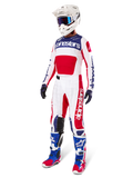 Alpinestars Limited Edition Techstar Fortitude Gear Set, completo da motocross, rosso, bianco e blu, con maglia bianca dalle grafiche decise, pantaloni da gara coordinati, casco bianco con maschera e stivali coordinati blu e rossi, equipaggiamento professionale da corsa per prestazioni fuoristrada