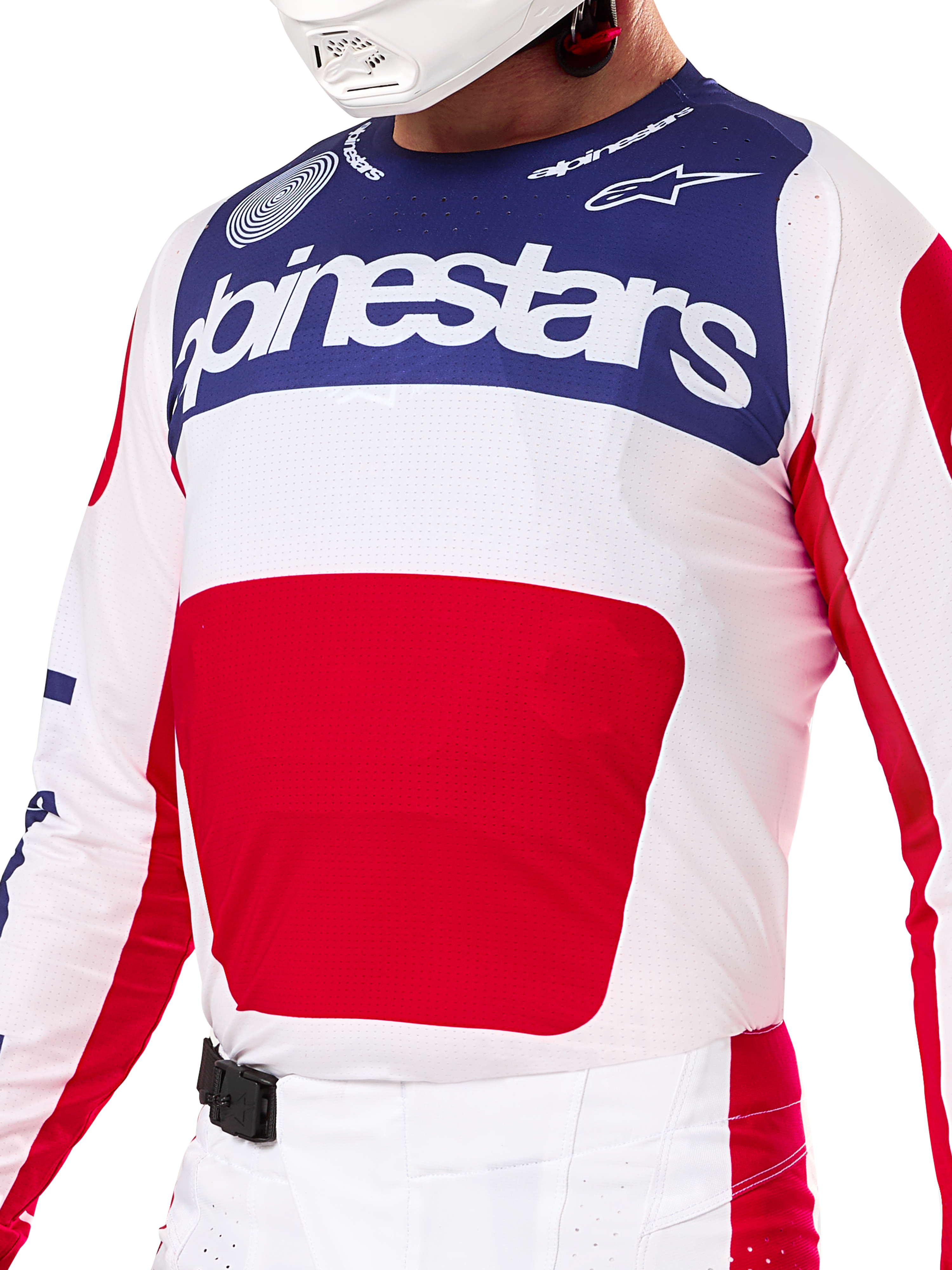 Alpinestars Set Completo Techstar Fortitude Edizione Limitata, maglia e pantaloni da motocross in rosso, bianco e blu, con maglia bianca, pannello superiore blu navy e grande grafica rossa centrale, pantaloni coordinati bianchi e rossi con fibbia magnetica SX2, vestibilità atletica con perforazioni tagliate al laser per corse fuoristrada.