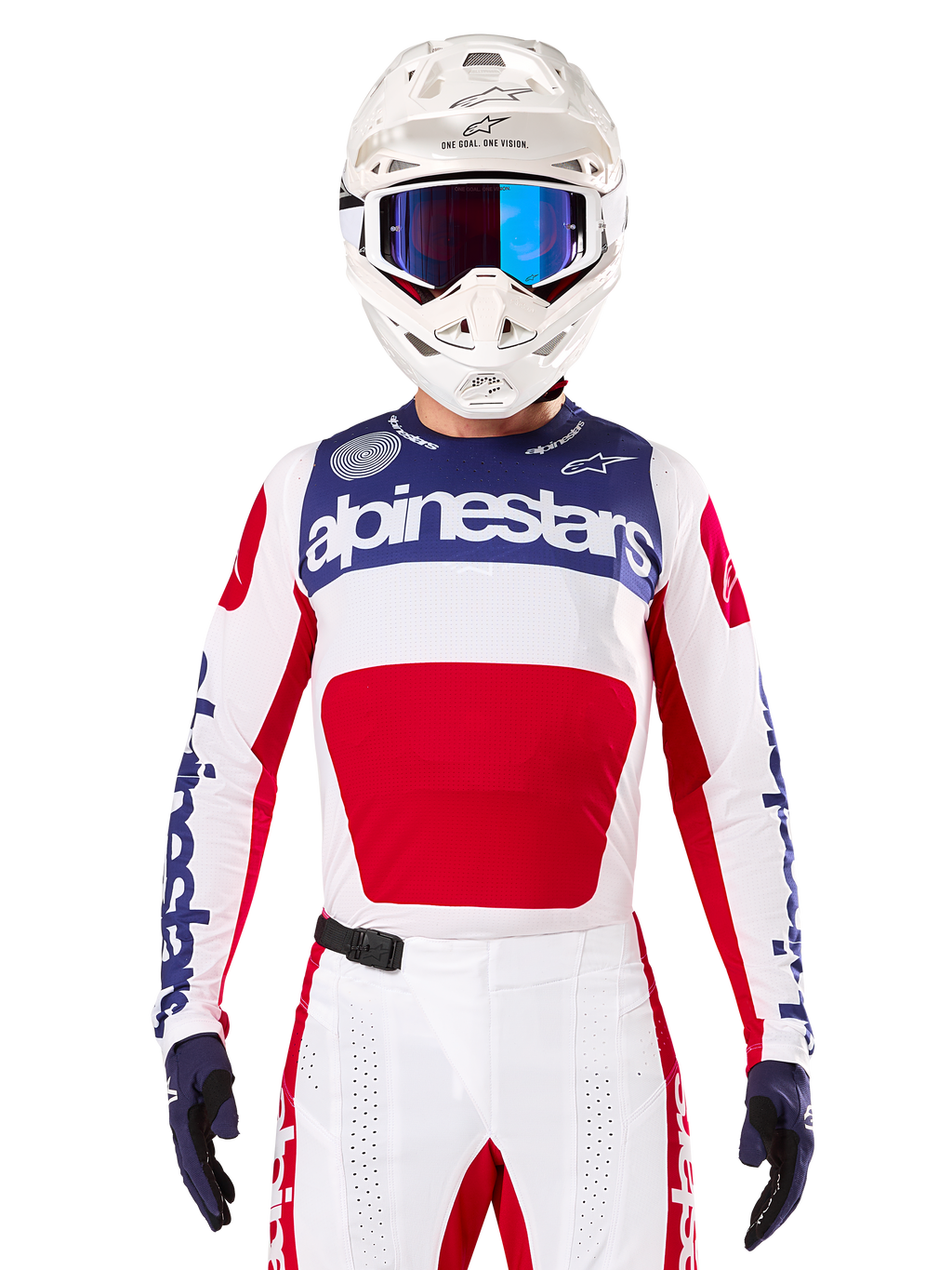 Alpinestars Maglia Limited Edition Techstar Fortitude, maglia da motocross bianca, rossa e blu, indossata con pantaloni e casco coordinati, con marchio Alpinestars e motto One Goal One Vision, dettagli traforati, design aerodinamico per prestazioni fuoristrada