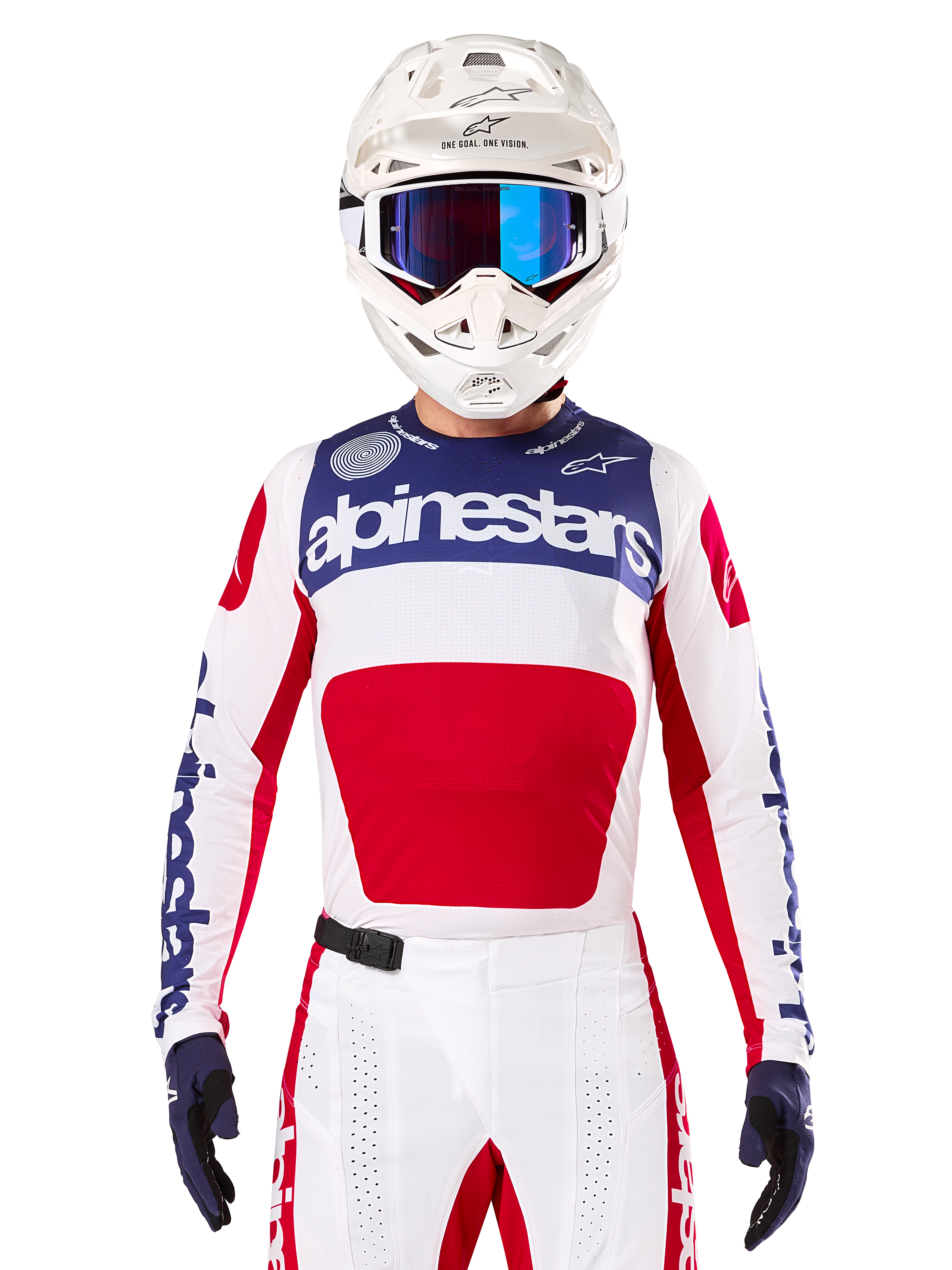 Alpinestars Maglia Limited Edition Techstar Fortitude, maglia da motocross bianca, rossa e blu, indossata con pantaloni e casco coordinati, con marchio Alpinestars e motto One Goal One Vision, dettagli traforati, design aerodinamico per prestazioni fuoristrada